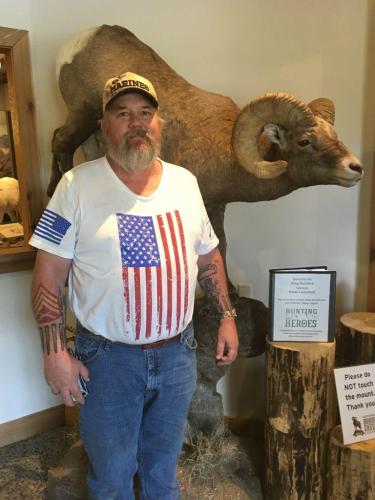 Hunting-with-Heroes-Veteran-Doug-Basford-with-his-Dubois-Badlands-ram-at-Center